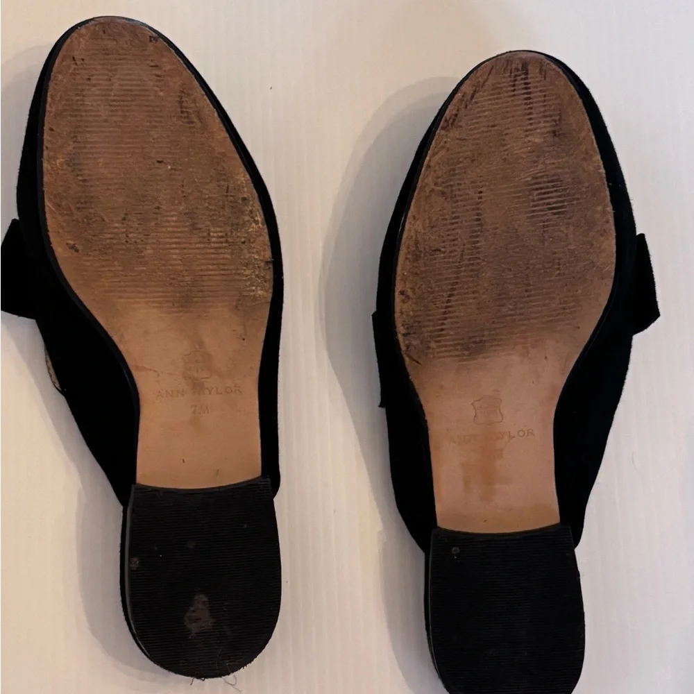Ann Taylor Black Suede Velvet Bow Loafers SZ 7